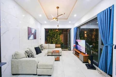 Cho thuê villa có hồ bơi mặt tiền đường Phan Bá Vành, Sơn Trà, 6 phòng ngủ