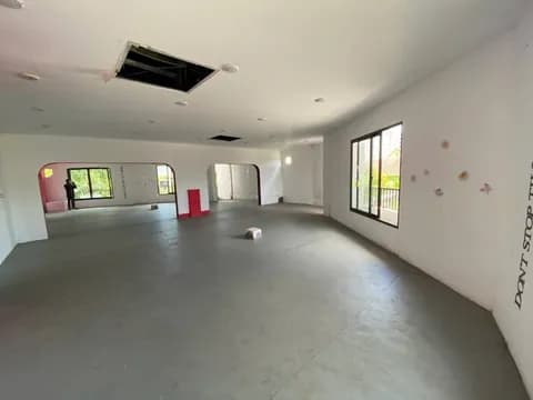 Cho thuê nhà 3 tầng mặt tiền đường Vân Đồn, diện tích 230m2, phù hợp làm văn phòng