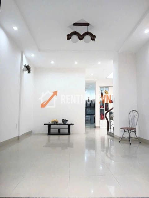Cho thuê nhà nguyên căn 3 phòng ngủ đường Hùng Vương, Hải Châu, 75m2
