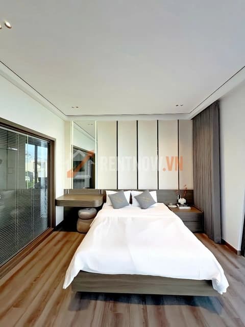 Luxury villa for rent, corner unit on Tran Quoc Hoan street, pool, near beach