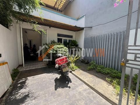 Cho thuê nhà 2 tầng khu đô thị Hòa Xuân, thiết kế thoáng mát, có sân vườn