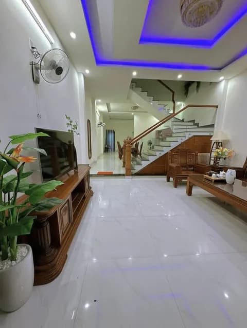 Cho thuê nhà 2 tầng mặt tiền Phạm Hữu Nhật, Ngũ Hành Sơn, 100m2, đầy đủ nội thất