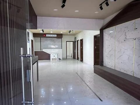 Spacious House for Rent on Vuong Thua Vu, 15m Frontage, 300m2, Ideal for Business