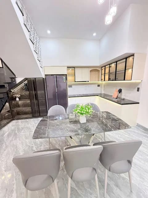 Cho thuê nhà 2 tầng mặt tiền gần cầu Nguyễn Tri Phương, 3 phòng ngủ, full nội thất