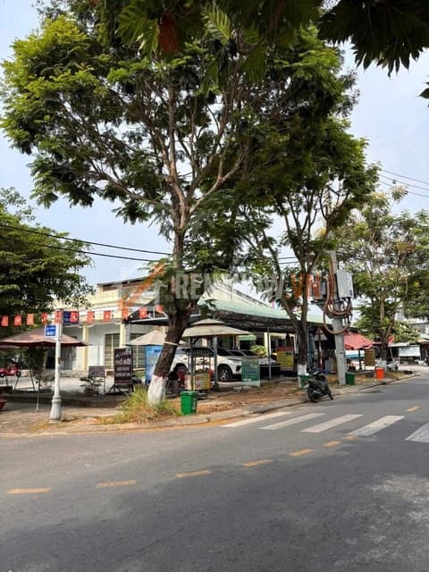 Whole house for rent on Phan Van Dang street, Hoa Chau, with commercial space